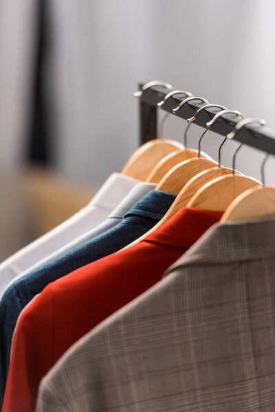 крупным планом модной одежды на вешалках в офисе
