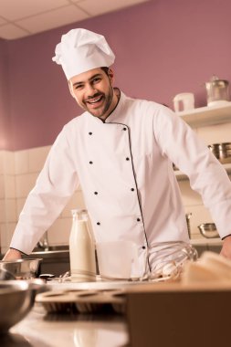 lokanta mutfağı sayacında, dururken genç mutlu pudra