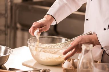 Kısmi görünümünü şirniyyat Restoran mutfağında hamur içine çiğ yumurta ekleme