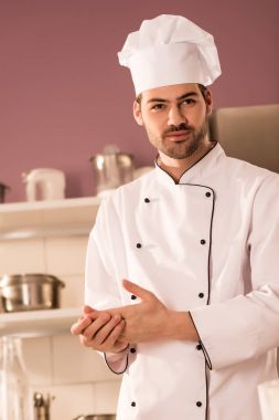 yakışıklı şirniyyat Restoran mutfakta Şef şapkalı portresi