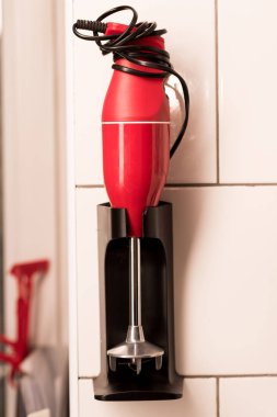 Elektrik blender duvarda asılı görünümünü kapat