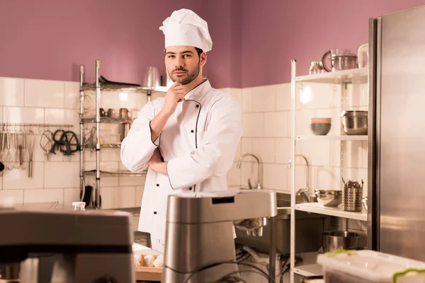 Porträt Eines Nachdenklichen Konditors Der Der Restaurantküche Tresen Steht — Stockfoto