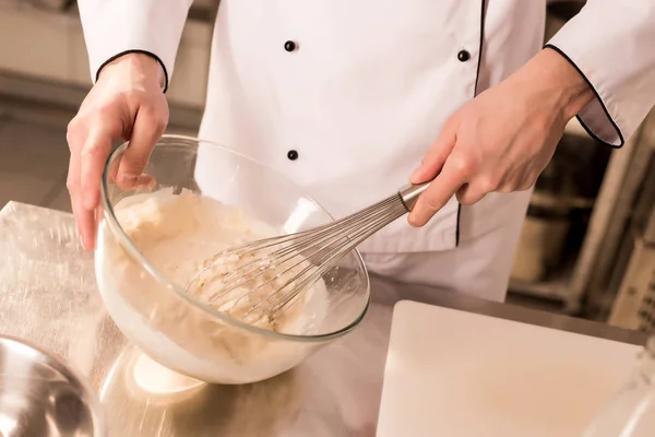 Vista Parcial Confeiteiro Com Whisk Fazendo Massa Cozinha Restaurante — Fotografia de Stock