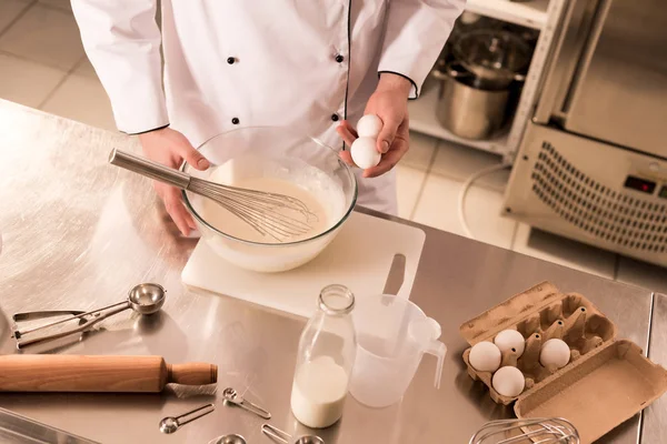 レストランのキッチンで生地を手で作る未加工卵と菓子の部分的なビュー — ストック写真