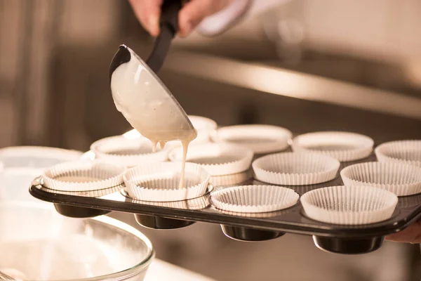 Visão Parcial Confeiteiro Derramando Massa Formas Cozimento — Fotografia de Stock