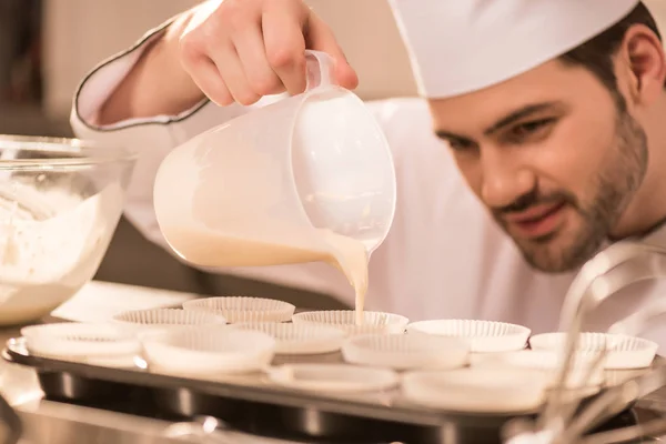 Selectieve Aandacht Van Banketbakker Deeg Gieten Bakken Van Formulieren Restaurant — Stockfoto