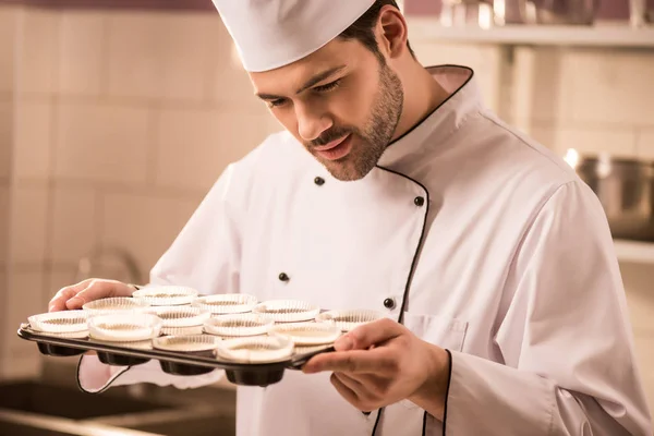 Pastelero Comprobar Masa Forma Hornear Cocina Del Restaurante —  Fotos de Stock