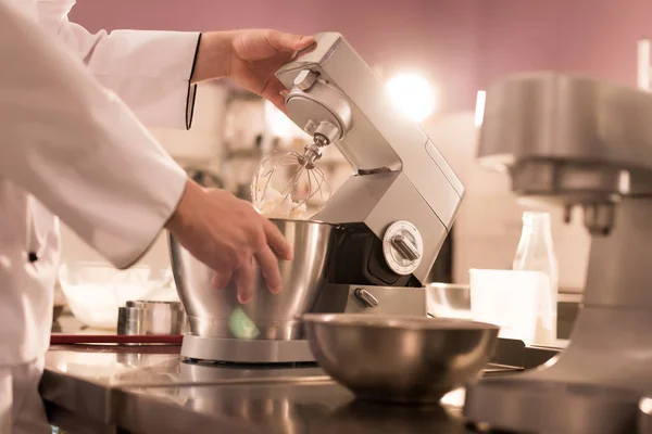 Visão Parcial Confeiteiro Fazendo Creme Para Sobremesa Cozinha Restaurante — Fotografia de Stock