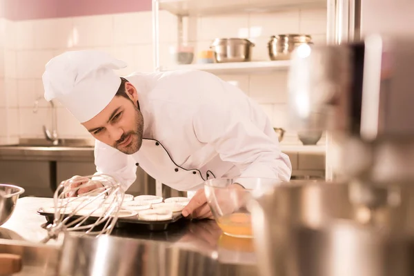 Pastelero Comprobar Masa Forma Hornear Cocina Del Restaurante — Foto de Stock