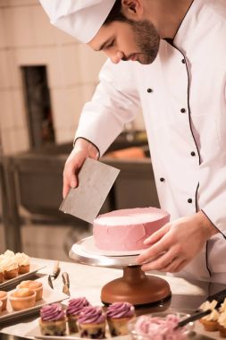 şirniyyat Restoran mutfakta tatlı pasta yapma odaklı
