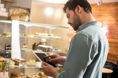 barista kahve dükkanı sonra işte tablet kullanarak yan görünüm