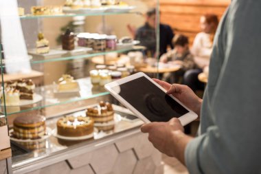 Cafe iş yerinde tablet kullanarak barista kısmi görünümünü