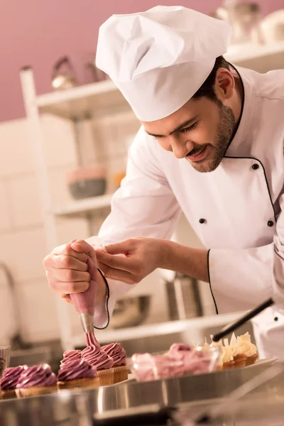 Banketbakker Versieren Van Cupcakes Met Crème Restaurant Keuken — Stockfoto