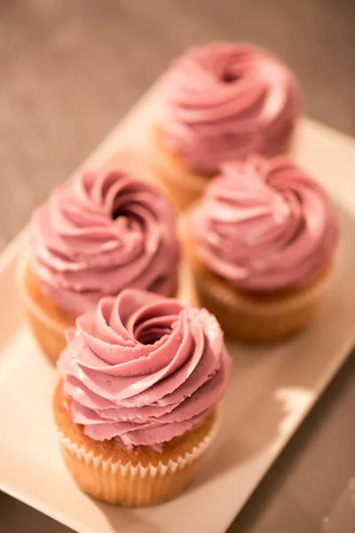 Nahaufnahme Von Süßen Cupcakes Auf Dem Teller Tresen Der Restaurantküche — kostenloses Stockfoto