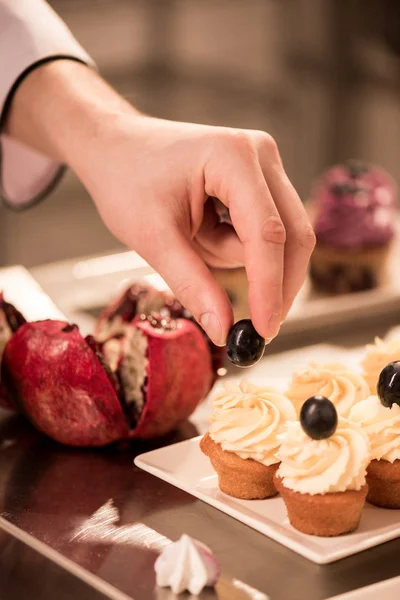 Cropped Shot Confectioner Decorating Sweet Cupcakes — Stock Photo, Image