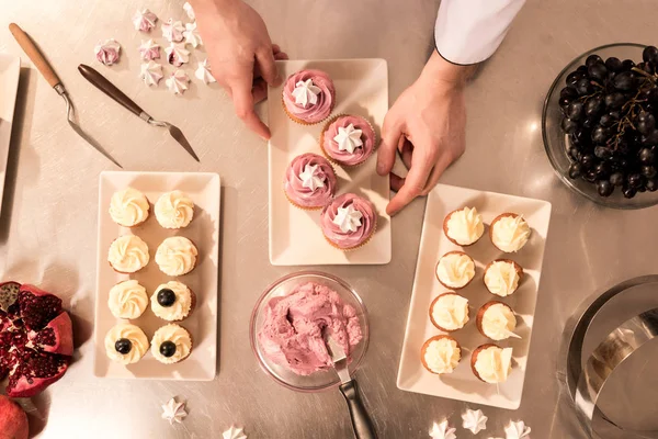 Vista Dall Alto Del Pasticciere Organizzare Cupcake Sul Piatto — Foto Stock