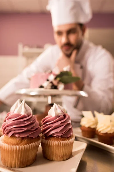 Selective Focus Cupcakes Confectioner Standing Cake Counter Restaurant Kitchen — Stock Photo, Image