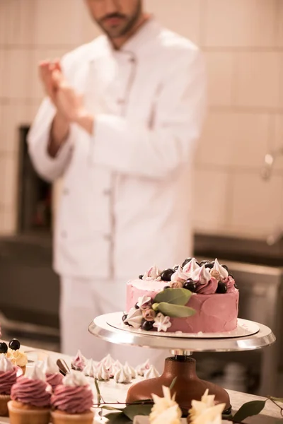 ケーキ カップケーキ レストランのキッチンのお菓子メーカーの選択と集中 — ストック写真