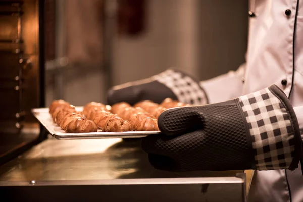 Visão Parcial Confeiteiro Tomando Eclairs Assadeira Fora Forno — Fotografia de Stock