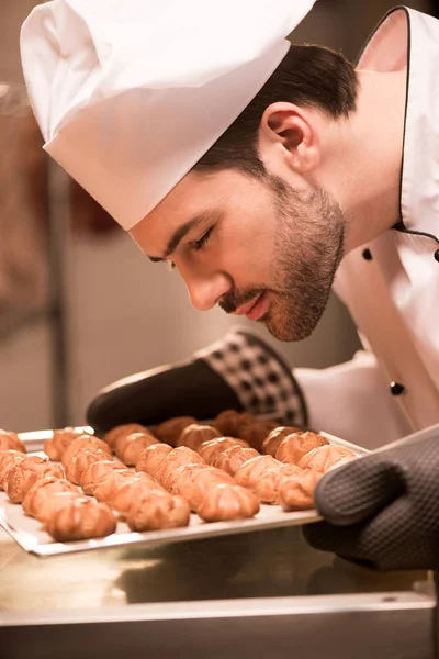 Samping Tampilan Confectioner Melihat Eclairs Pada Baking Pan Tangan — Foto Stok Gratis