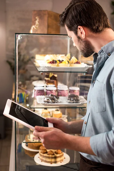 Vista Lateral Barista Utilizando Tableta Trabajo Cafetería — Foto de Stock