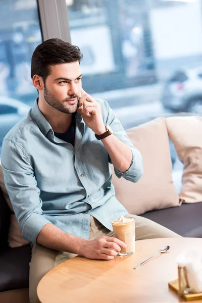 Portrait Young Man Talking Smartphone Cafe — Stock Photo, Image