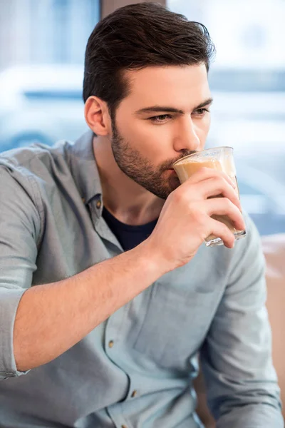 Πορτρέτο Των Νέων Όμορφος Άντρας Πίνοντας Φραπέ Στο Καφέ — Φωτογραφία Αρχείου