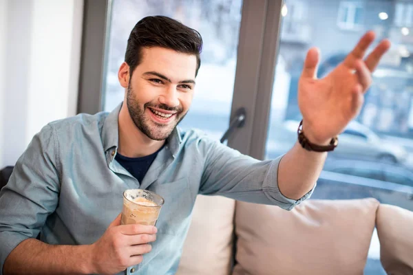 Retrato Homem Sorridente Com Café Gelado Acenando Para Alguém Café — Fotografia de Stock