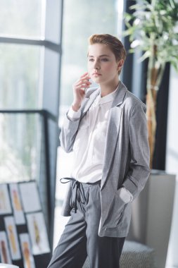 güzel genç moda tasarımcısı office telefonla konuşuyor