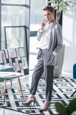 office telefonla konuşurken çekici genç moda tasarımcısı