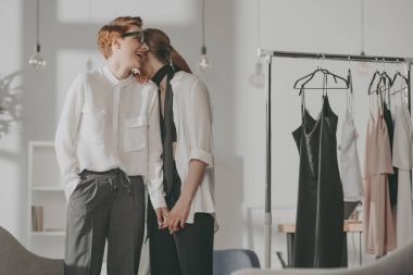 ofiste flört genç moda tasarımcıları lezbiyen çift