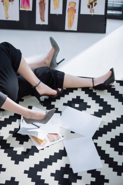 moda tasarımcıları birlikte yerde yatarken lezbiyen çift doz kırpılmış