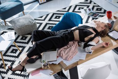 overworked şık moda tasarımcısı çalışma masası üzerinde uyku yüksek açılı görünüş