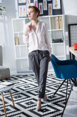 modern ofisindeki çekici genç moda tasarımcısı