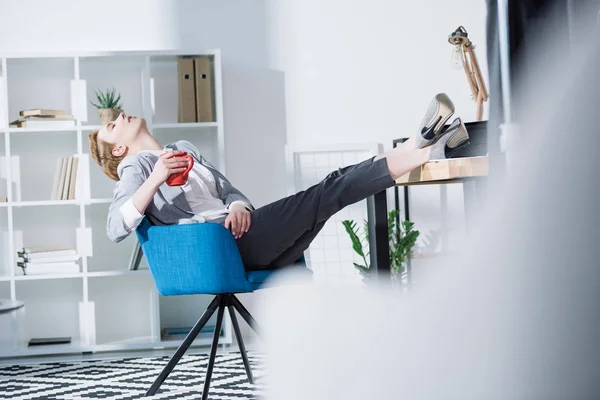 Modieuze Jonge Zakenvrouw Ontspannen Met Een Kopje Koffie Stoel Kantoor — Stockfoto