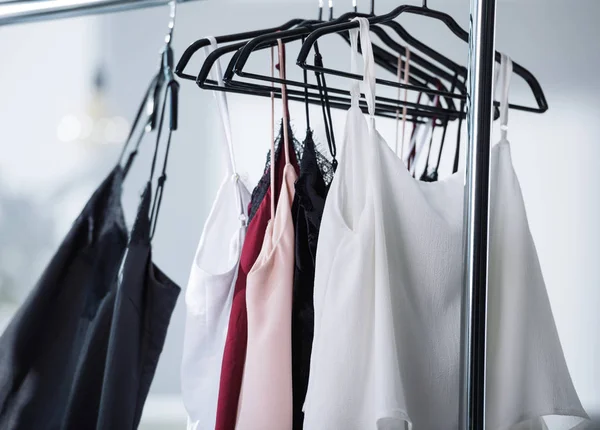 Plan Rapproché Diverses Robes Suspendues Sur Rack — Photo