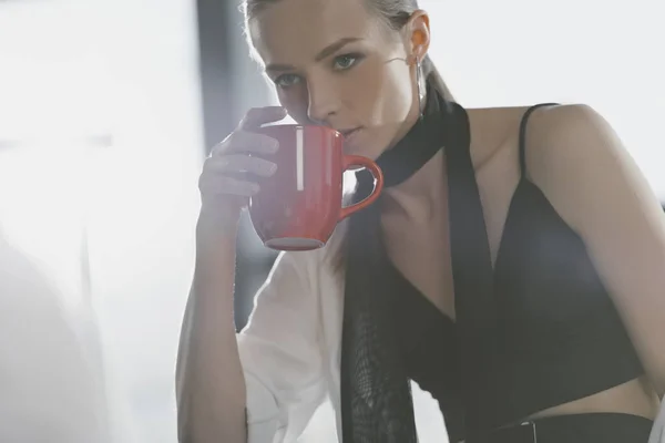 Femeie Tânără Atractivă Îmbrăcăminte Elegantă Care Bea Cafea — Fotografie de stoc gratuită