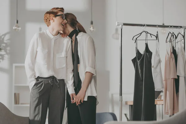 Junge Modeschöpfer Lesbisches Paar Flirtet Büro — Stockfoto