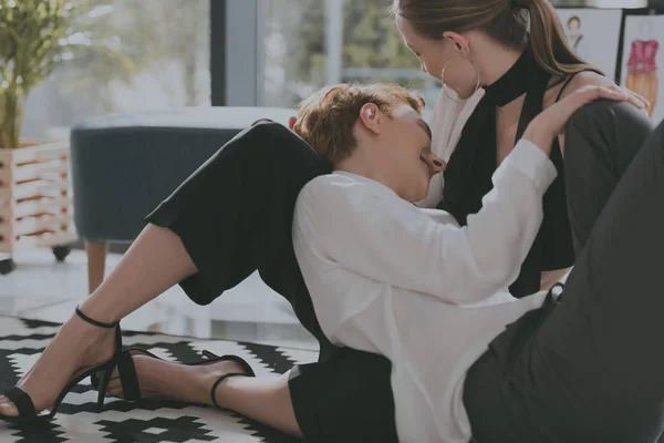 Jovem Elegante Casal Lésbico Abraçando Chão — Fotografia de Stock