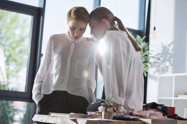 Young Fashionable Lesbian Couple Workplace Office — Free Stock Photo