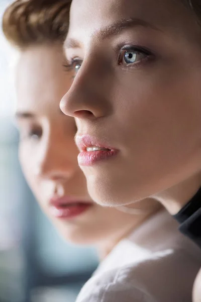 Retrato Cerca Las Mujeres Jóvenes Mirando Hacia Otro Lado — Foto de Stock