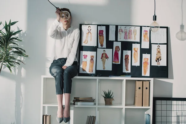 Modny Projektant Siedzi Półkach Patrząc Żarówki — Zdjęcie stockowe