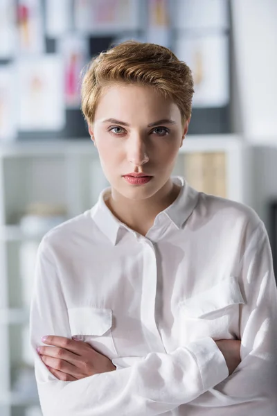 Close Portret Van Stijlvolle Jongedame Wit Overhemd — Stockfoto