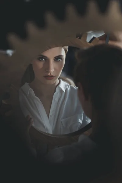 Hermosa Mujer Joven Mirando Cámara Través Del Reflejo Del Espejo — Foto de Stock