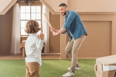 yakışıklı babası oğlunun beyzbol oynamayı öğretim