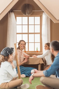 Genç aile birlikte karton evde vakit