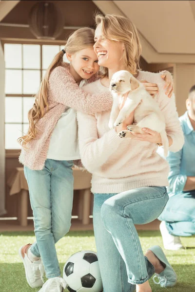 Tersenyum Ibu Dan Anak Bermain Dengan Labrador Puppy Menggemaskan — Stok Foto