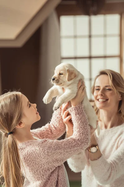 Attractive Smiling Mother Daughter Playing Adorable Labrador Puppy — Stock Photo, Image