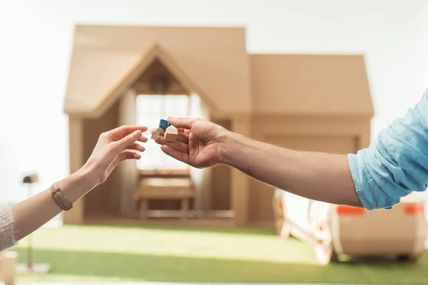 Schnappschuss Von Immobilienmakler Der Vor Papphaus Schlüssel Klient Übergibt — Stockfoto