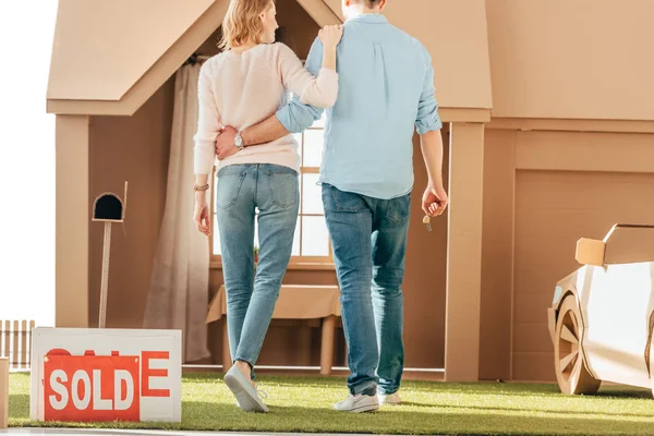 Rear View Newlyweds Walking New Cardboard House — Stock Photo, Image